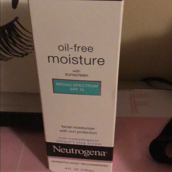 Neutrogena oil free moisture with sunscreen - Picture 3 of 3